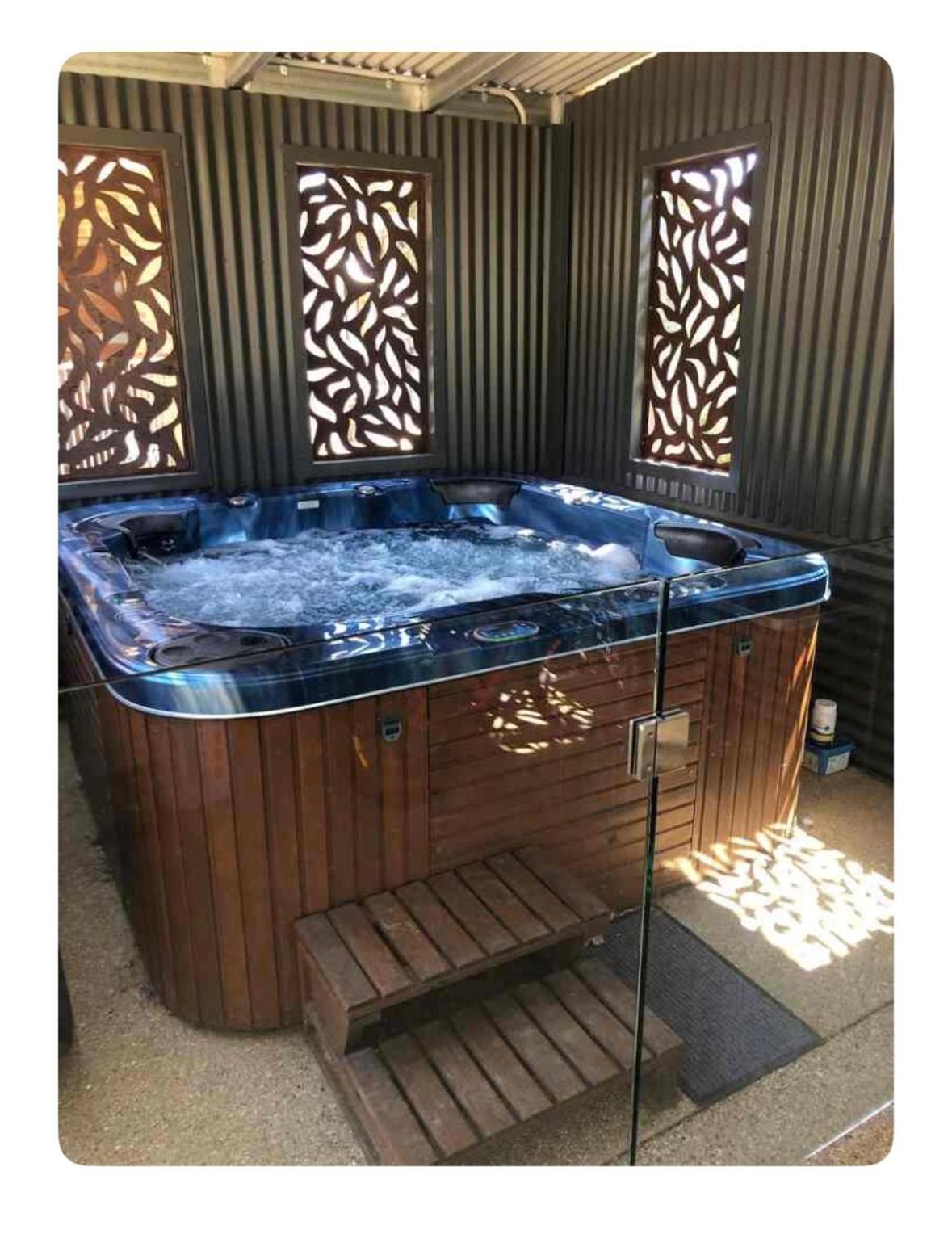 Semi-Private Half House With Games Room & Jacuzzi In Maiden Gully, Bendigo Exterior photo